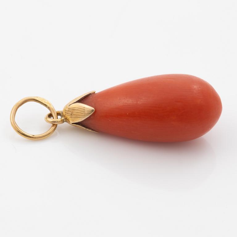 Pendant in 18K gold with drop-shaped coral.