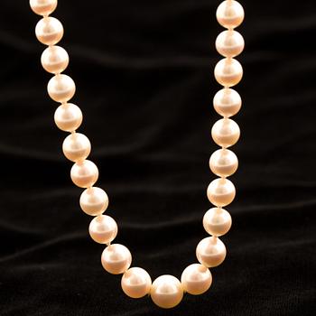 A collier with cultured akoya pearls and silver clasp.