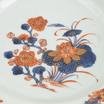 A pair of Imari porcelain soup plates, China, Qinalong (1736-95).