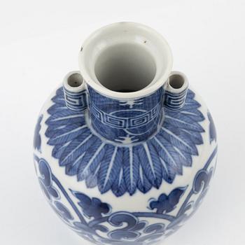 A blue and white Kangxi style vase, late Qing dynasty.