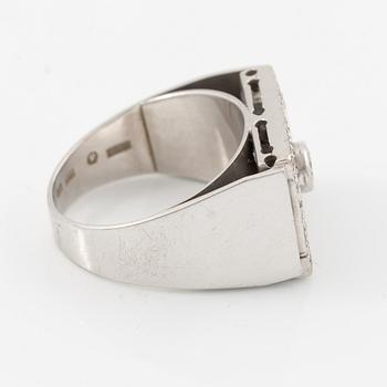 Ring, 18K white gold set with brilliant-cut diamonds.