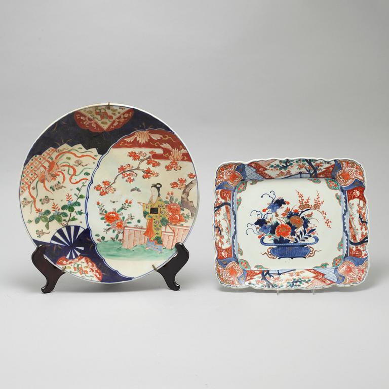 Two Japanese imari dishes, 20th Century.