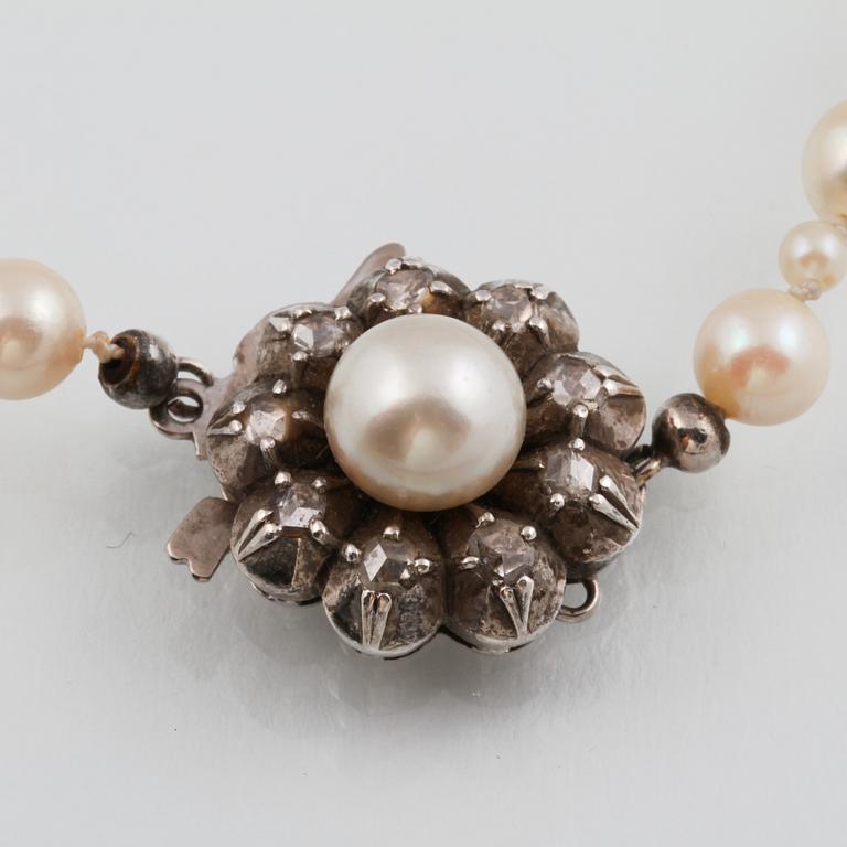 COLLIER, odlade pärlor med lås i 18K guld fasettslipade 9 diamanter från Atelier Ajour, Stockholm, 1964.
