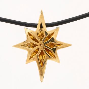 Hänge på latex, 18K med briljanter ca 0,03 ct, längd ca 40 cm, hänge ej avtagbart.