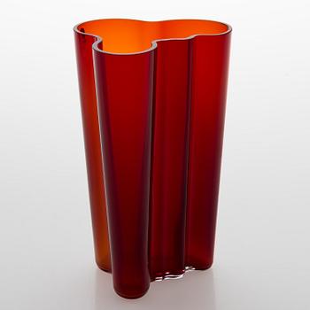 ALVAR AALTO, A red 'Savoy' glass vase, Iittala 2000s.