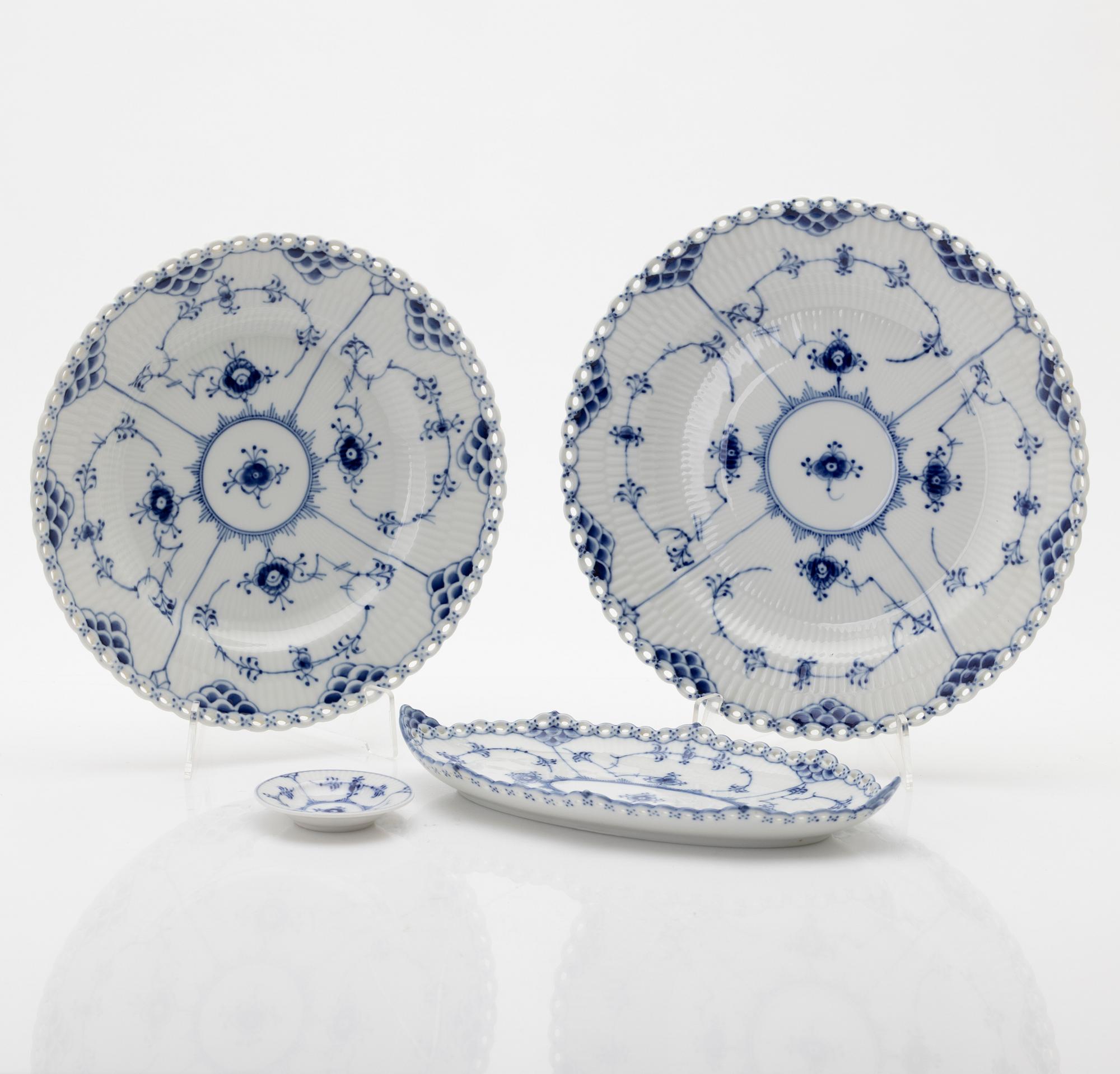 Royal Copenhagen, matservis, 68 delar, "Musselmalet", bland annat helblonde, Danmark.