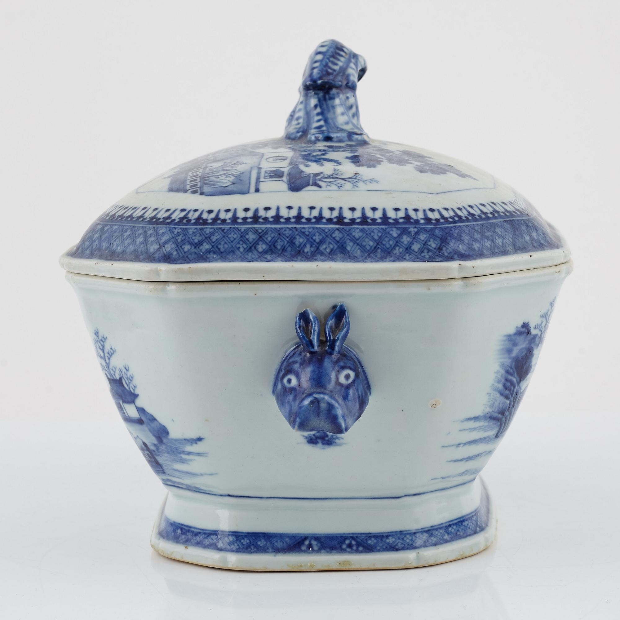 Terrin med lock, tallrik och smörterrin med lock och fat, porslin, Kina, 1700- och 1800-tal.