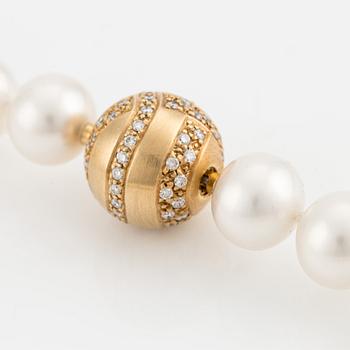 Pearl necklace, cultured South Sea pearls, bayonet clasp 18K gold with brilliant-cut diamonds.