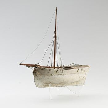 MODELLBÅT, bemålat trä, omkring år 1900.