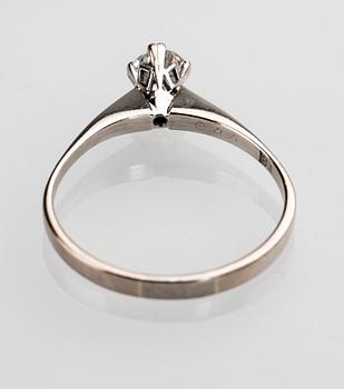 RING, 18 K vitguld med briljantslipad diamant ca 0.44 ct. Vikt ca 3,2 g.