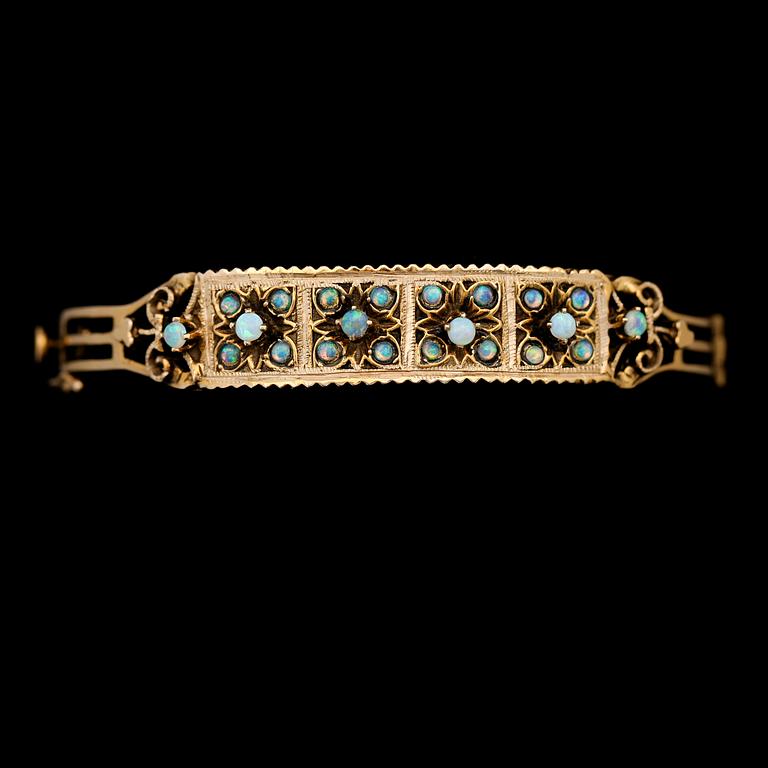ARMBAND, 14K guld och opaler, 1900-talets mitt. Total vikt ca 19 g.