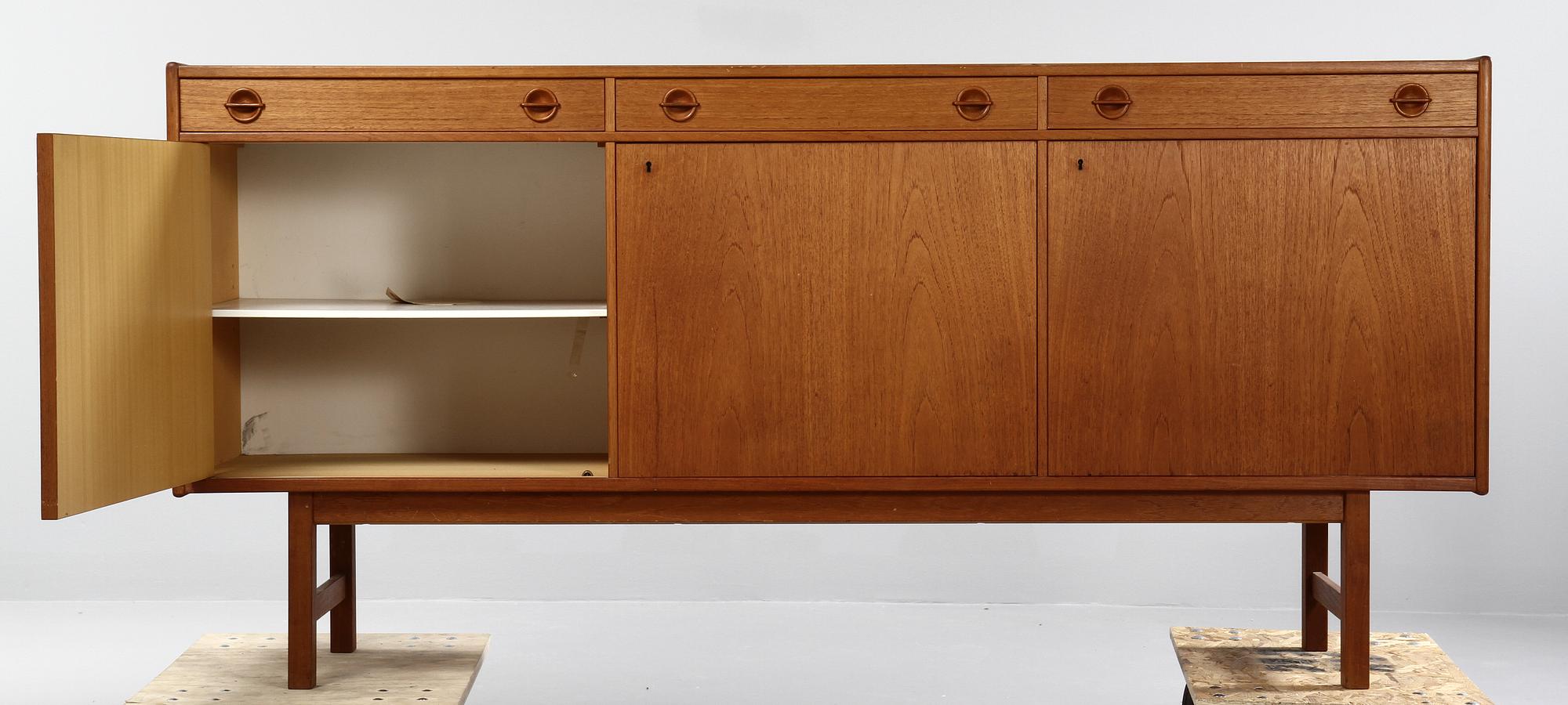 SIDEBOARD, Ulferts, Tibro, 1900-talets andra hälft.