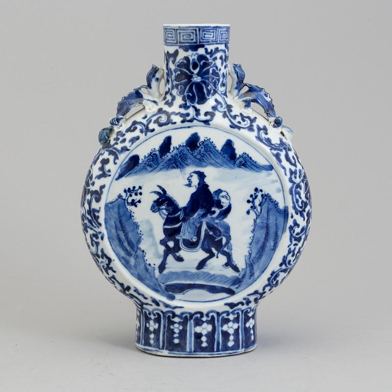 A blue and white porcelain moon flask, Qing dynasty, late 19th century.