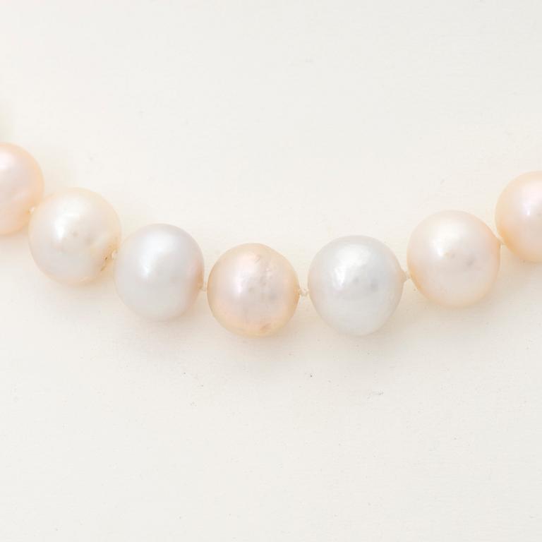 A PEARL NECKLACE, cultured pearls, clasp 14K gold.