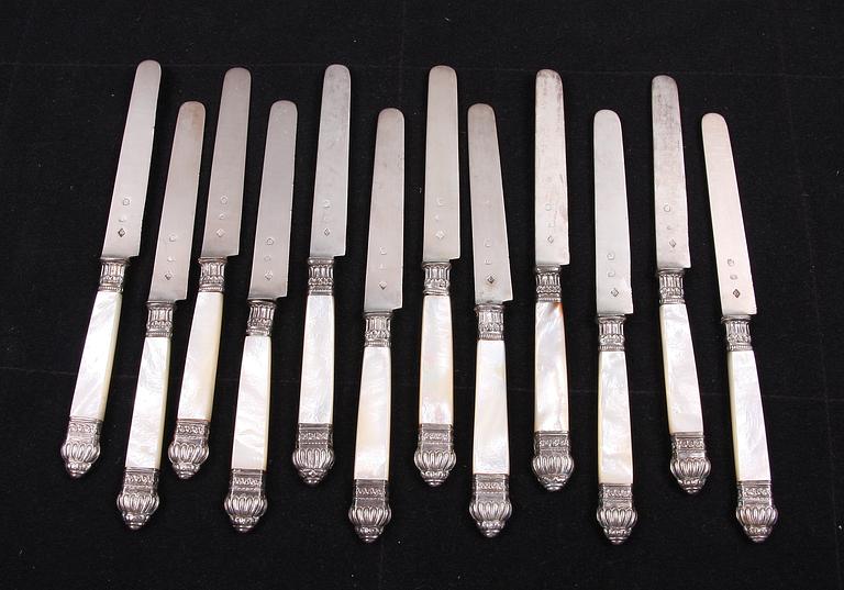FRUKTKNIVAR, 12 ST, silver och pärlemor, Frankrike, 1800-talets första hälft.