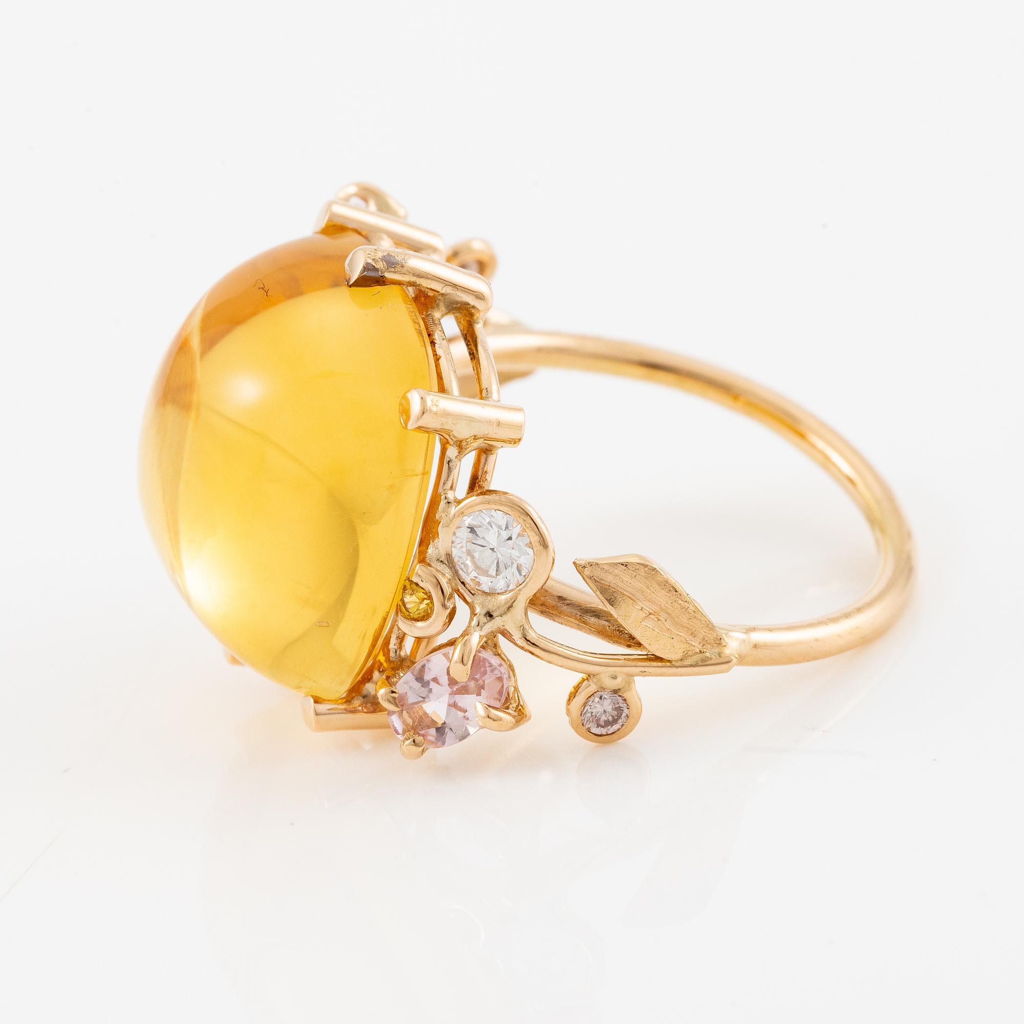 Ring, Mandelstam, 18K guld med cabochonslipad citrin, turmaliner och briljantslipade diamanter.
