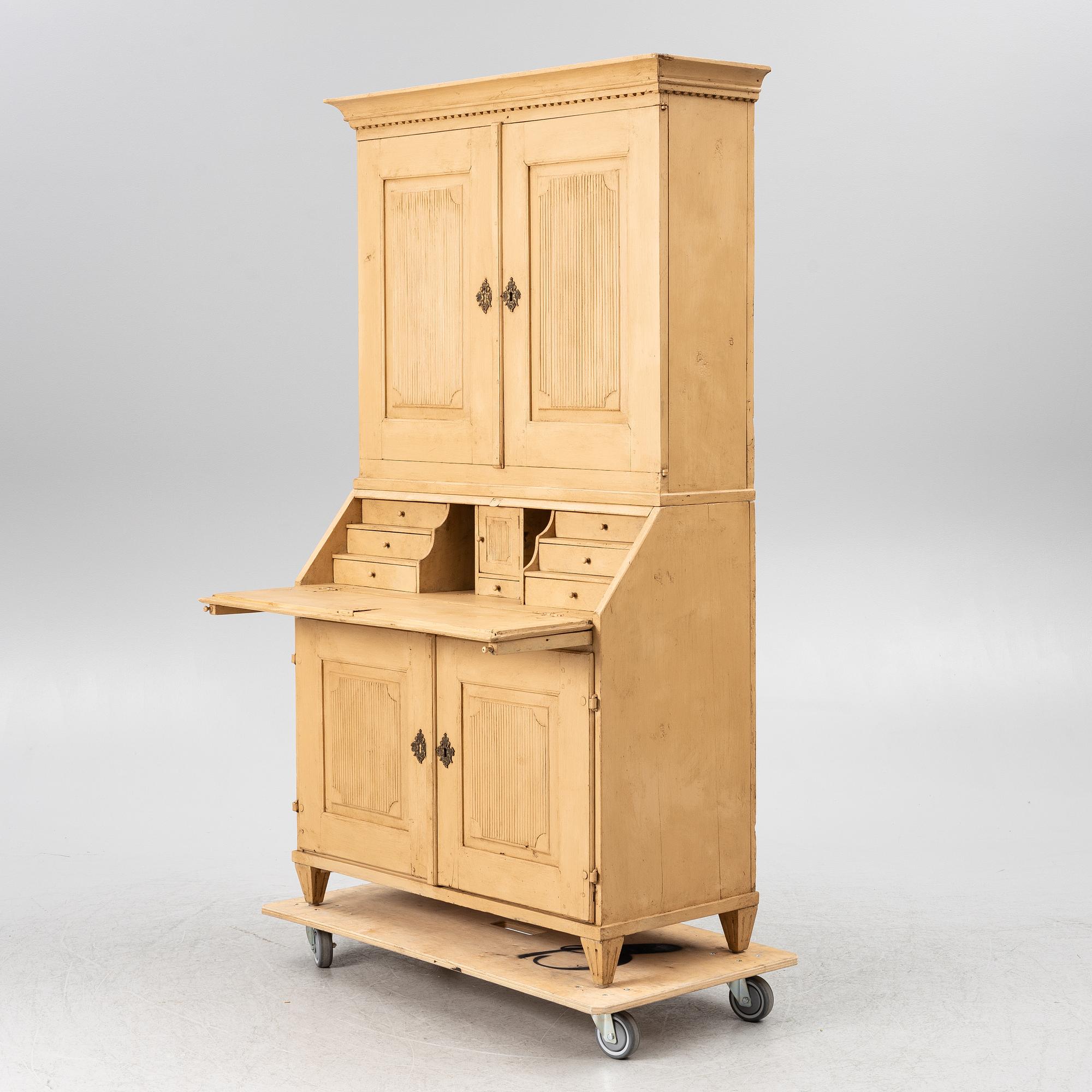 Skåp, gustavianskt, omkring år 1800.