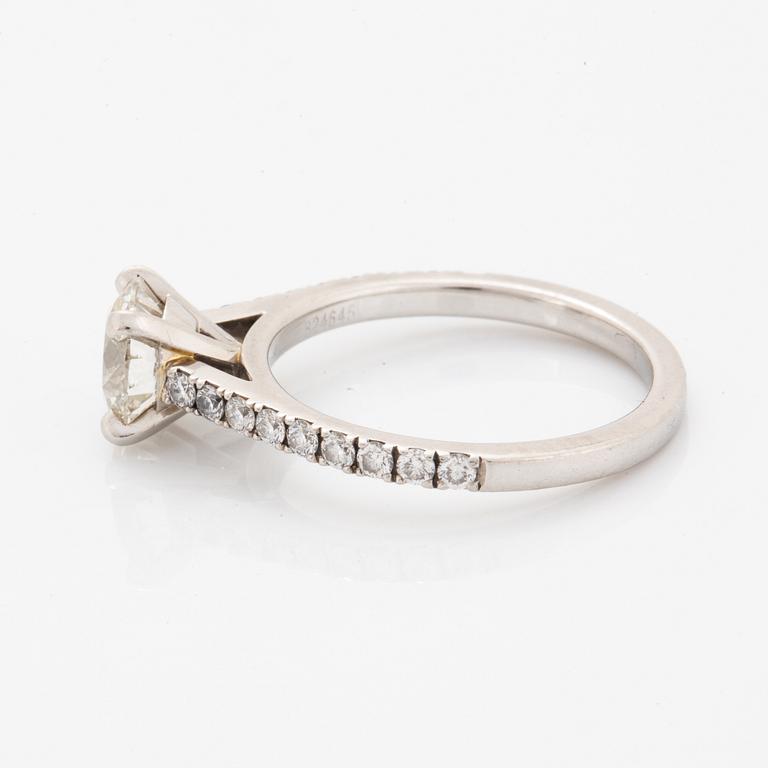 Round brilliant-cut diamond ring, De Beers, with GIA-certificate.