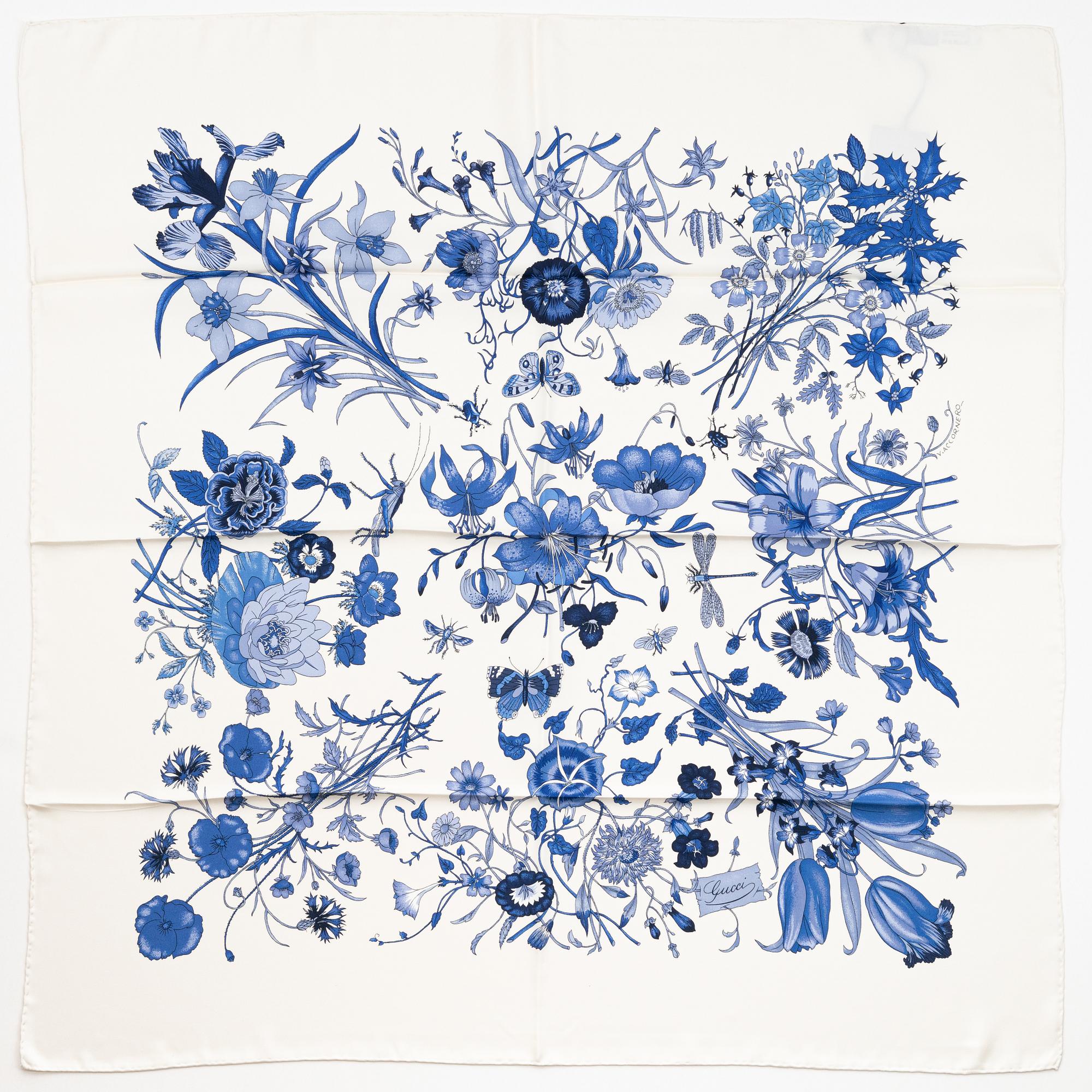Gucci, a 'Flora' twill silk scarf.