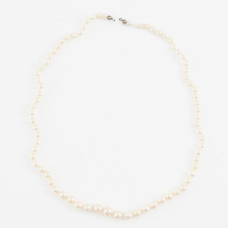 Pärlcollier, tre stycken, odlade pärlor, lås silver, varav ett saknar lås.