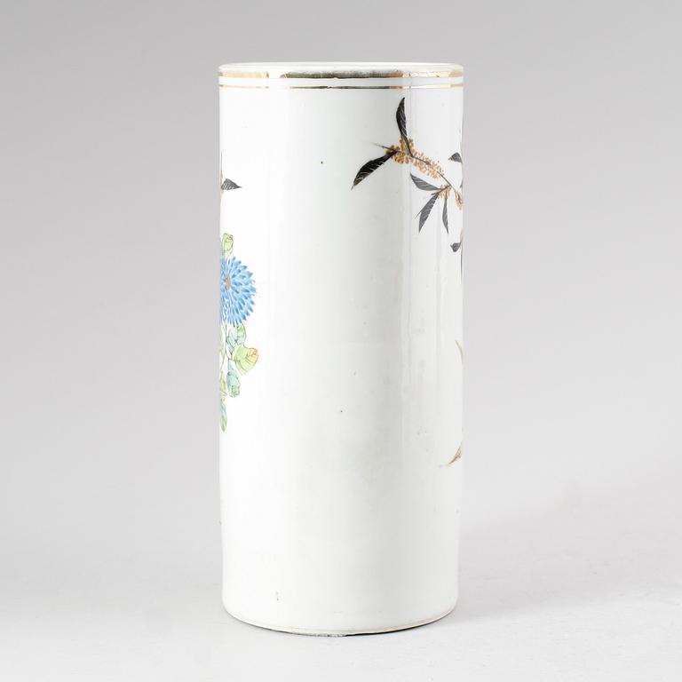 PENSELVAS, porslin, Kina, 1800-/1900-tal.