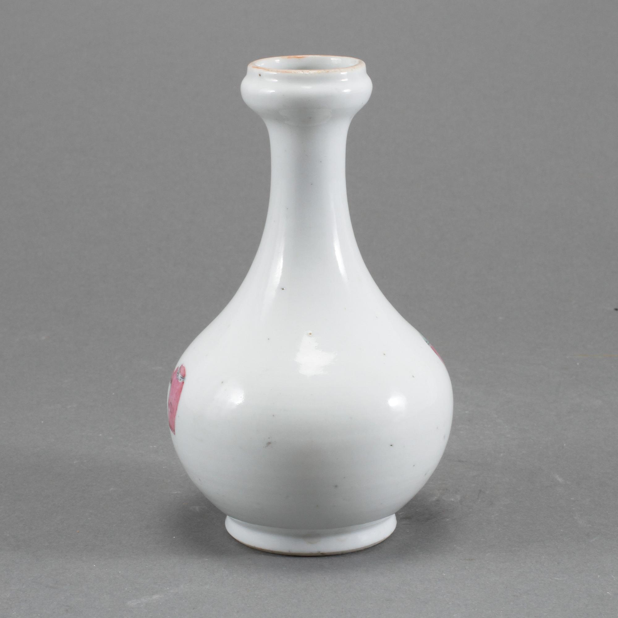 VAS, porslin, Kina, möjligen Tung-chih (1862-1875).