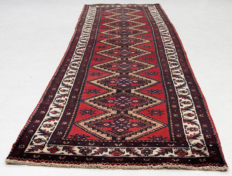 Gallerimatta, nordvästperisk, ca 395 x 98 cm.