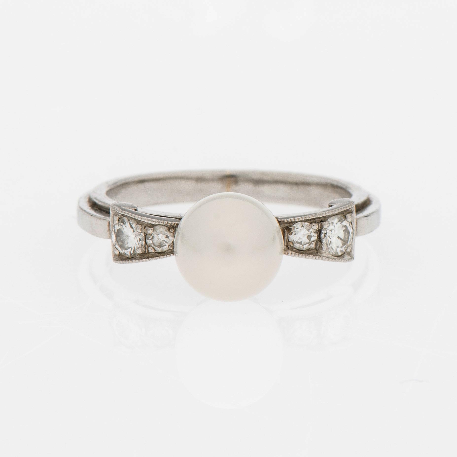 RING, odlad pärla, briljantslipade diamanter, platina. A. Tillander.