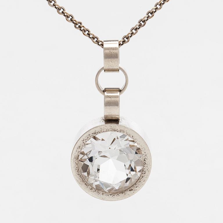 Elis Kauppi, halsband, silver och bergskristall. Kupittaan Kulta , Åbo 1965.