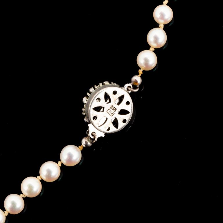 Cultured pearl necklace, clasp silver.