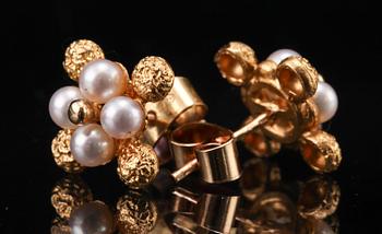 COLLIER, Björn Weckström, "Pearlflower", Fyrklövern Lapponia 1999 samt ÖRHÄNGEN, ett par, 18k guld samt tolv pärlor.