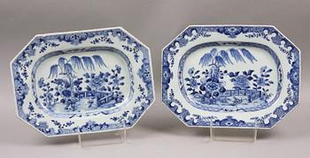 STEKFAT, ett par. Porslin, Kina, 1700-tal.