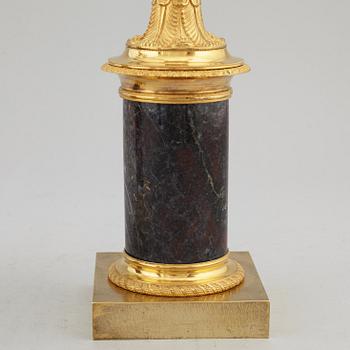 KANDELABRAR, ett par, förgylld brons och marmor, 1800-talets första hälft.