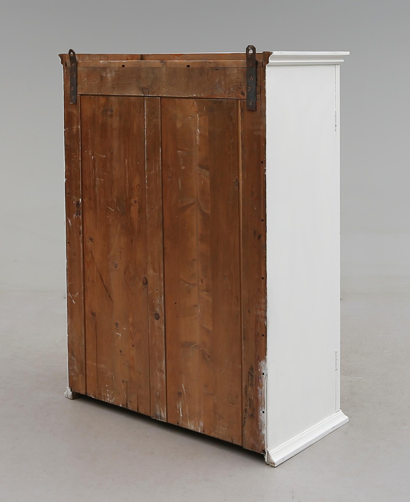 HÄNGSKÅP, 1800-talets andra hälft.