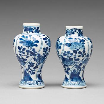 910. A pair of blue and white miniature vases, Qing dynasty, Kangxi (1662-1722).