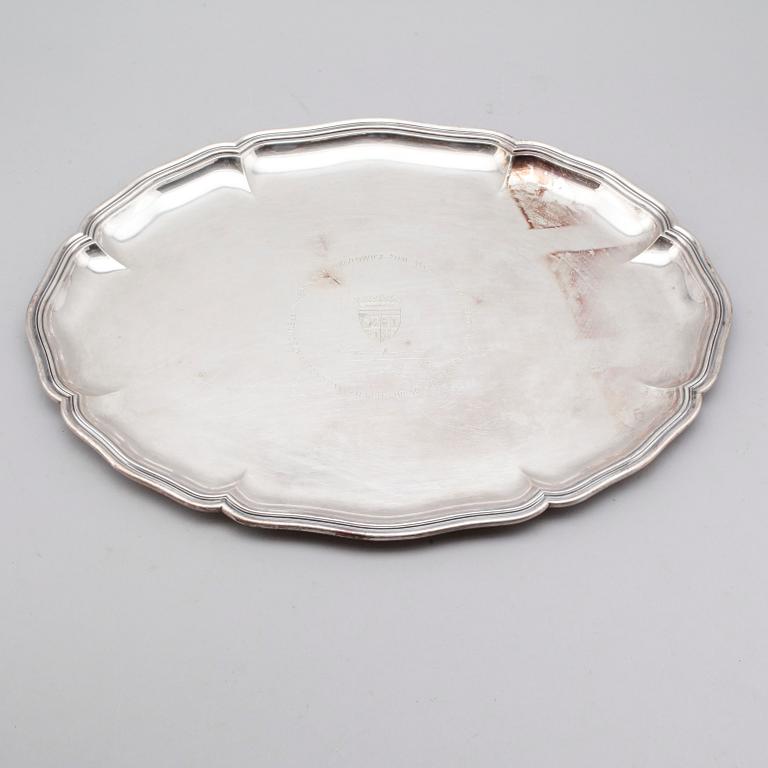 BRICKA, silver 800, märkt Tezler, 1900-talets första hälft. Vikt ca 1724 gram.