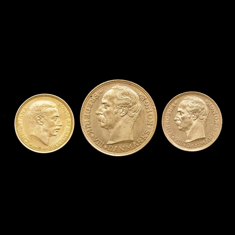 MYNT, 3 st, guld, 10 resp 20 kroner, Danmark 1908 resp 1913. Totalvikt ca 18 gram.