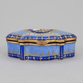 An early 20th century rococo style porcelain box with cover.