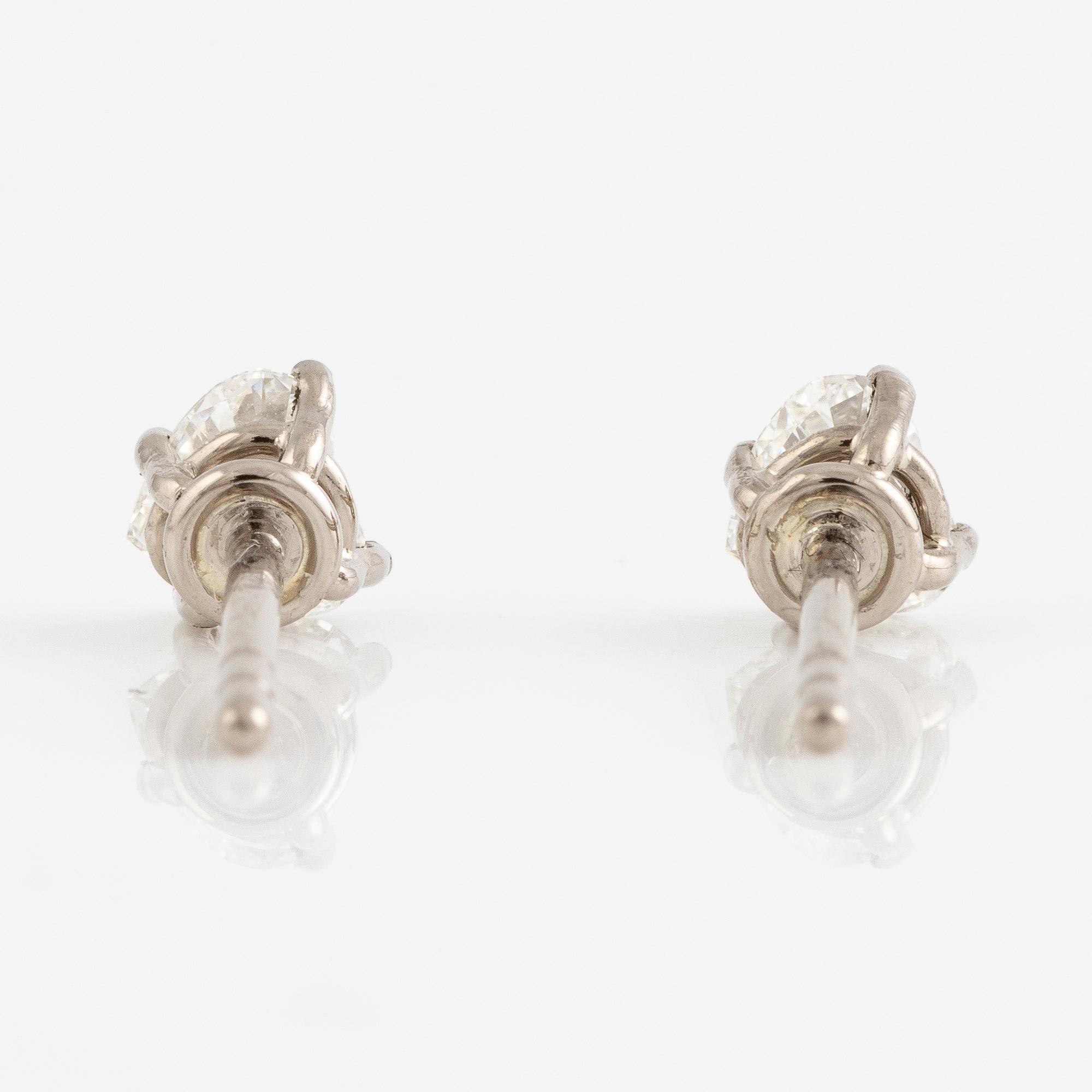 Örhängen, 18K vitguld med hjärtslipade diamanter totalt 0.60 ct. Medföljande GIA dossier.