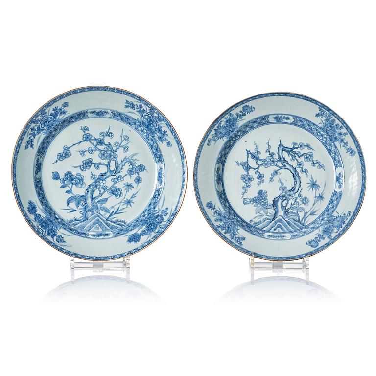 A pair of blue and white serving dishes, Qing dynasty, 18th Century.