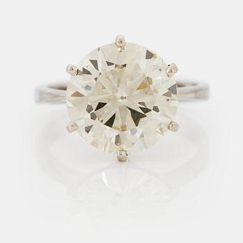 1030. A 14K gold ring set with an old-cut diamond 6.70 cts quality K vvs 2 according to an IGL certificate.