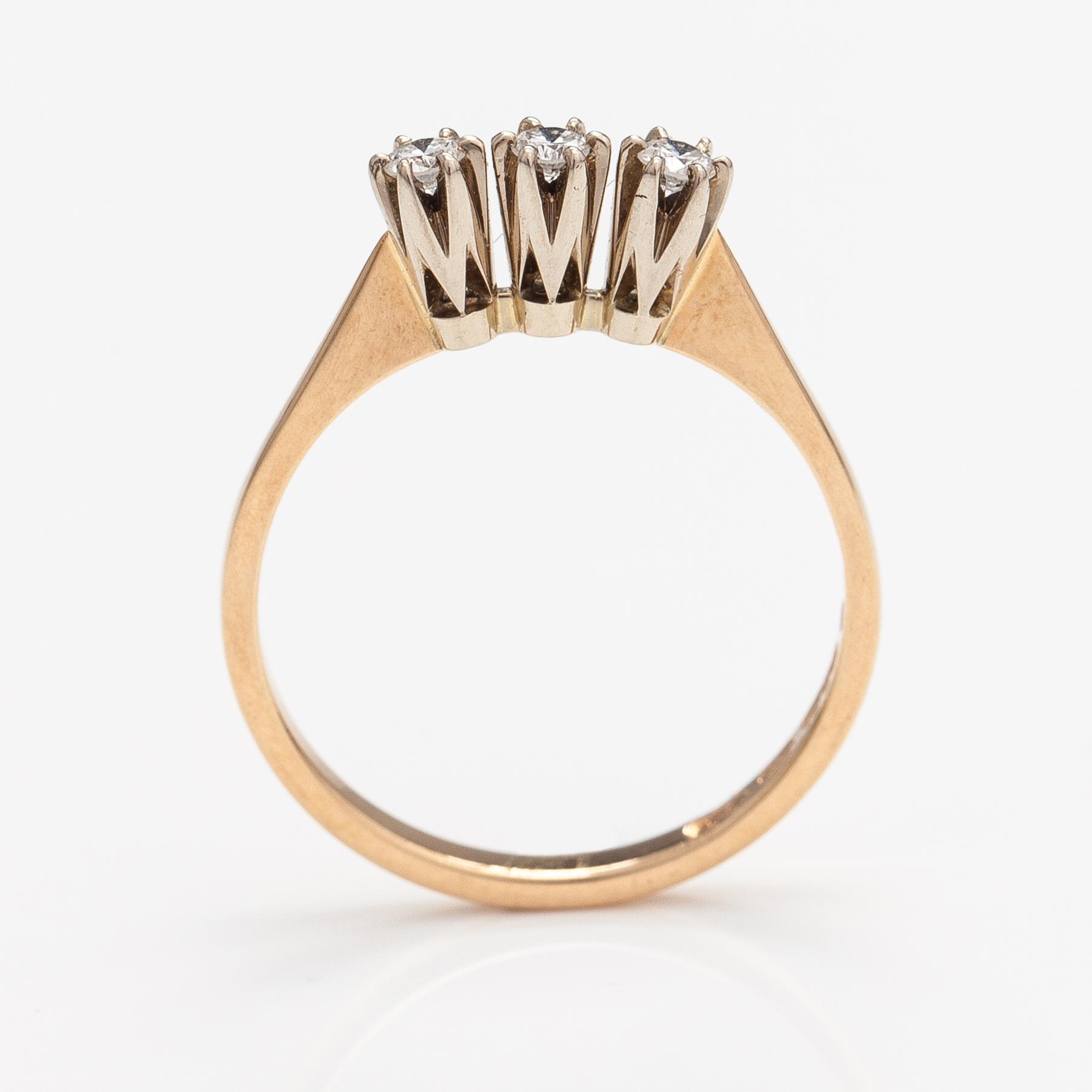 Elis Kauppi, Sormus,, 14K kultaa, timantteja n. 0.15 ct yht kaiverruksen mukaan. Kupittaan Kulta, Turku 1981.
