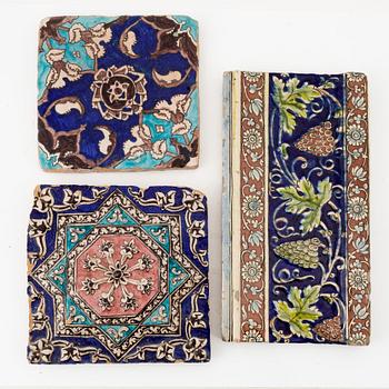 Kakelplattor, tre stycken, glaserat lergods, Qajardynastin Persien (Iran), 1800-tal.