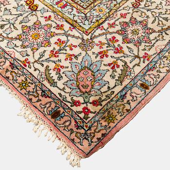 A Tbriz carpet of Safavid 'vase' design, approx. 397x295 cm.