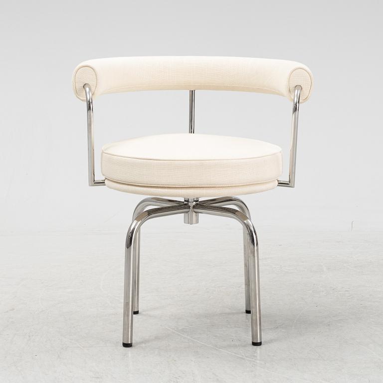 A LC 7 swivel chair by Charlotte Perriand & Pierre Jeanneret & Le Corbusier for Cassina, designed in 1927.