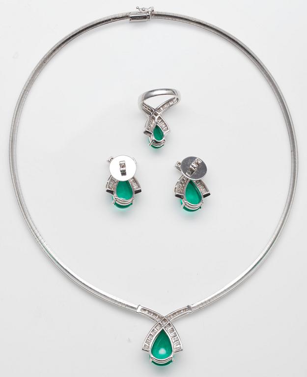 GARNITYR, 3 delar. Halsband, ring och örhängen. Baguetteslipade diamanter 5.8 ct. Droppslipade smaragder 20.9 ct.