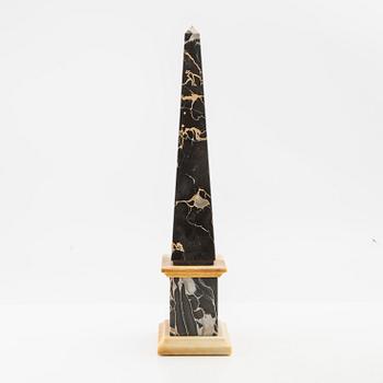 Obelisk och klot med ställ, 1900-talets andra hälft.