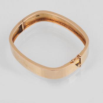 ARMRING, 18K guld, H G Baeckgård, Göteborg, 1974. Vikt 34,7 gram.