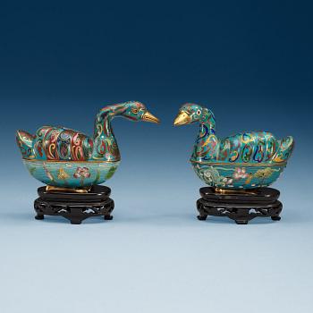 1507. SMÖRASKAR med LOCK, två stycken, cloisonné. Qing dynastin omkring 1800.