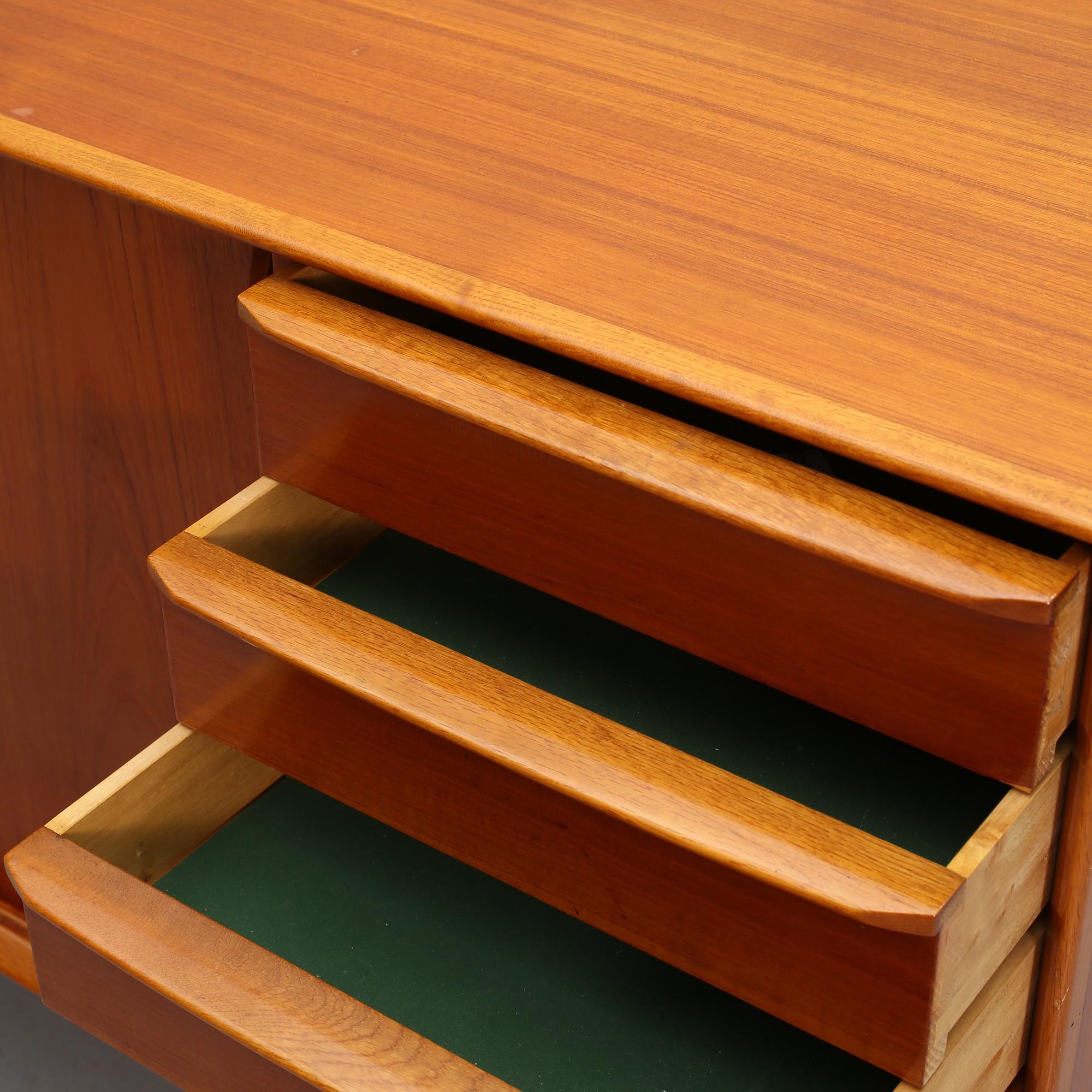 SIDEBOARD, 1900-talets mitt.